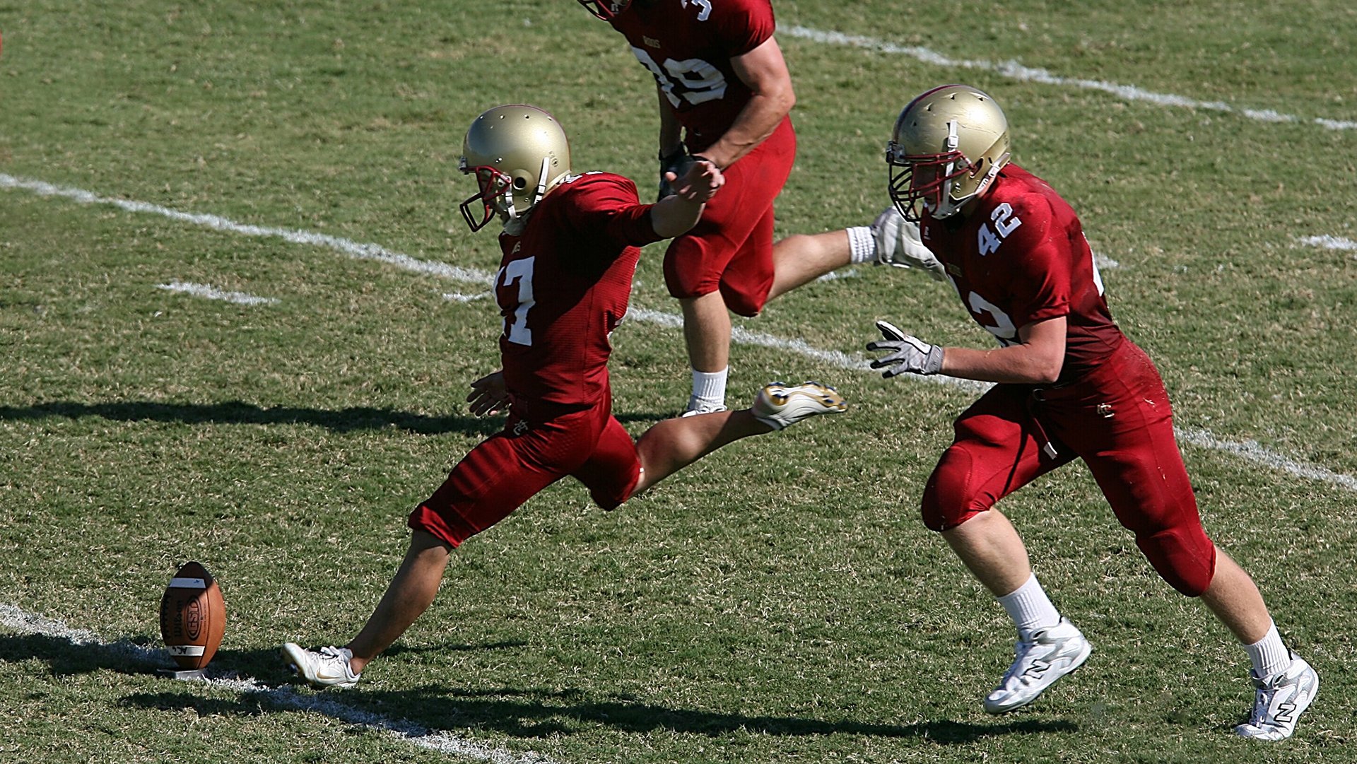 伊朗队门将穆斯莱拉在巴黎奥运会上展现出高水平的扑救能力，伊朗 球星